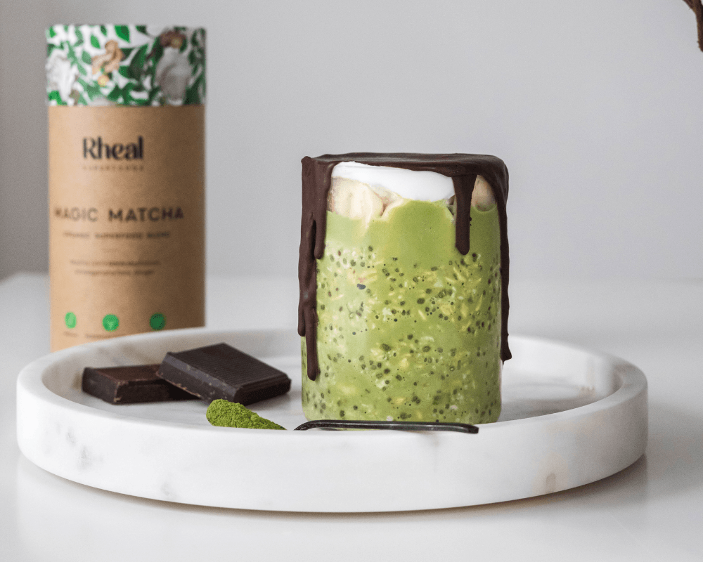 https://rhealsuperfoods.com/cdn/shop/articles/matcha-overnight-oats-with-dark-chocolate-recipe-433986.png?v=1644589236